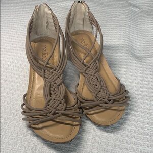 Me Too Tanya wedge sandal size 8
